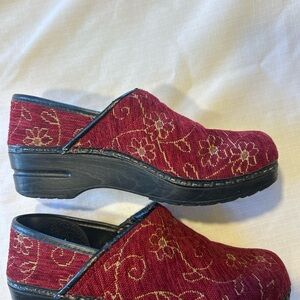 Dansko Professional Vintage Red Brocade Tapestry Clogs Size 39 Rare Discontinued
